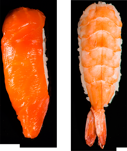Dois pedaços de sushi em um fundo preto: o da esquerda apresenta uma fatia de salmão sobre o arroz e o da direita apresenta um camarão empanado sobre o arroz, ambos dispostos ordenadamente.