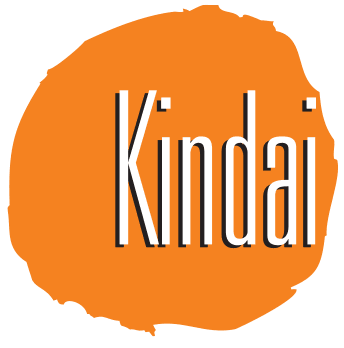 A palavra Kindai em letras altas e brancas com uma sombra preta aparece sobre um fundo circular laranja irregular.