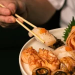 pessoa-sushi-hashi-jpg