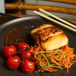 prato-delicioso-salmao-grelhado-tomates-cereja
