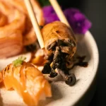 rolinho-de-sushi-com-molho