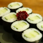 sushi-com-pepino-flor-vermelha-jpg